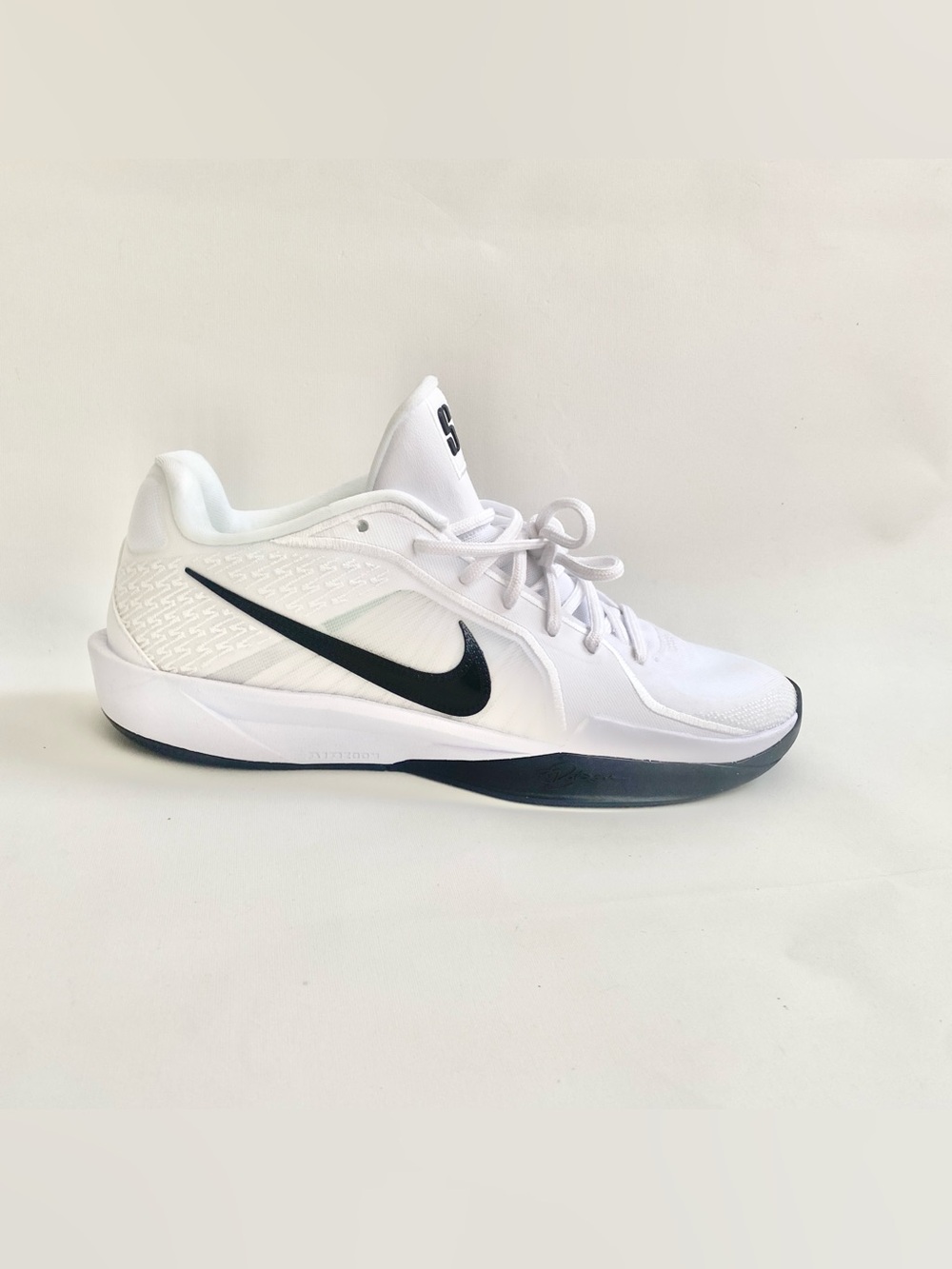 NIKE SABRINA 2 black and white